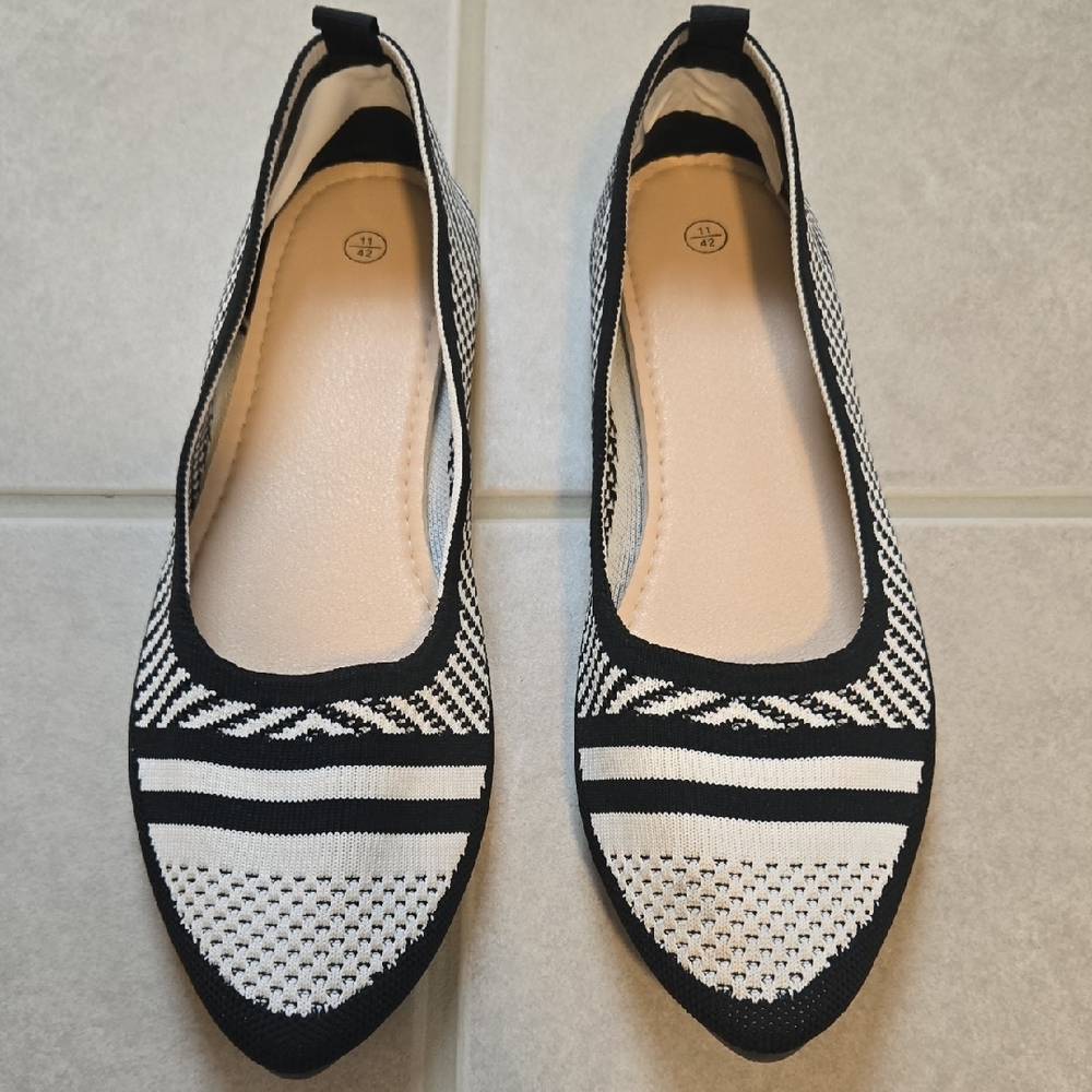 🖤🤍EUC--Black and White Striped Ballet Flats Pointed Toe - Picture 2 of 5